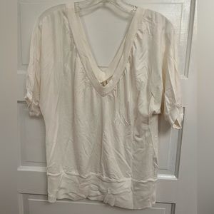 V-neck three quarters length sleeve shirt